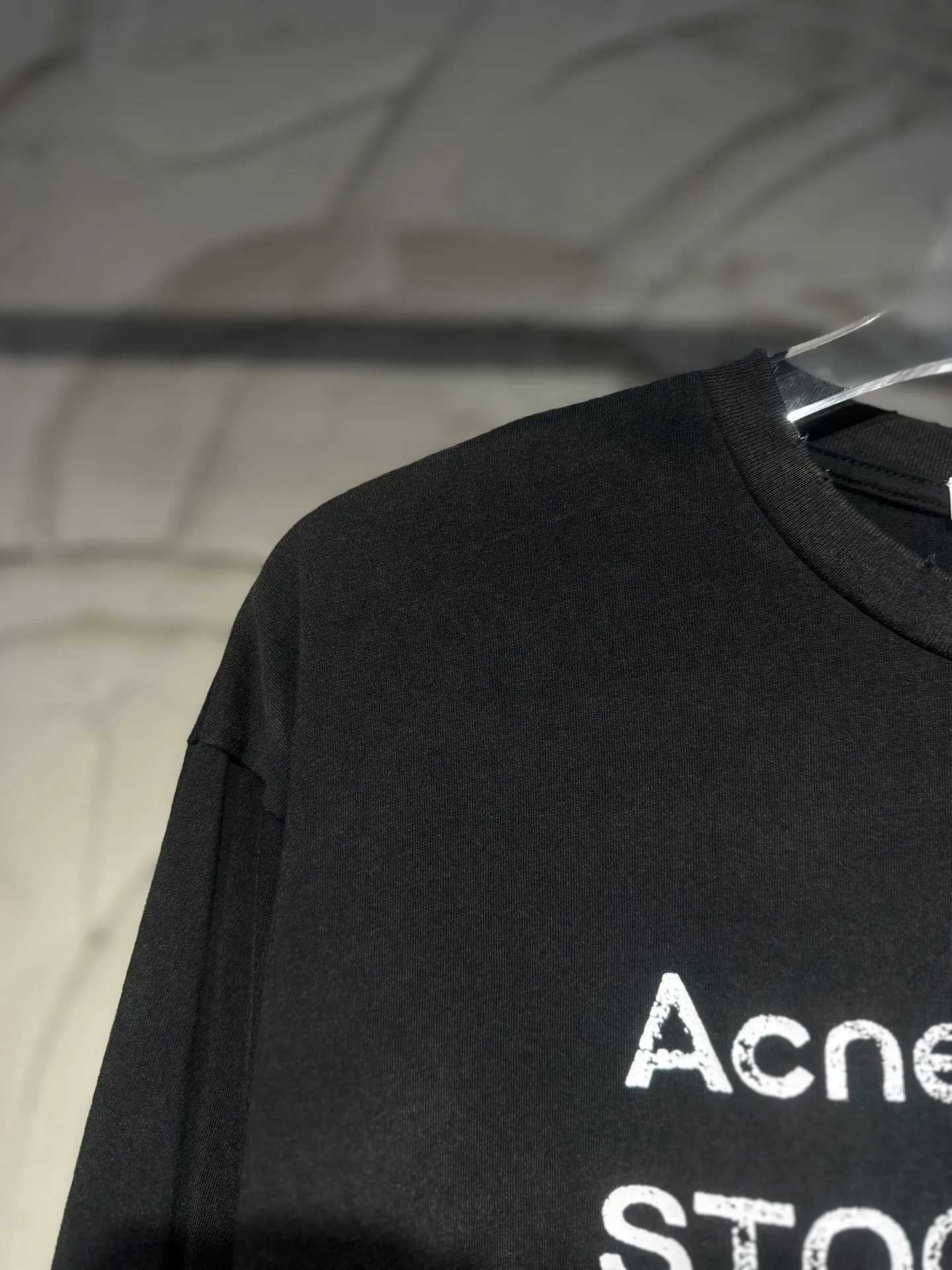The highest version of Acne Studios long-sleeved Series distressed, dirty and mud-dyed long-sleeved T-shirts. The long-sleeved T-shirts with stir-fried colors and distressed edges are not picky. The snowflake cotton fabric feels soft and smooth and is not easy to wash. The fabric has been processed so it is sturdier than the quality ones in the counter. It can be used as sun protection clothing in summer. The same fabric as the original one is relatively thin. The feel and count are in place. The fried yellowing effect is cool. The printing effect is also in place. Details are online for comparison. 1 color four sizes #long sleeve t-shirt # #acne Color: White, Black, Light Blue, Light Pink, Purple Size: S M LXL